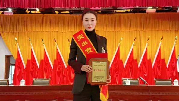 熱烈祝賀集團總經(jīng)理張娟在李滄區(qū)“作風能力提升年”活動中，獲評“突出貢獻個人”榮譽稱號
